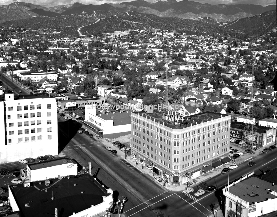 Glendale Hotel 1949 E Broadway and Glendale Ave.jpg